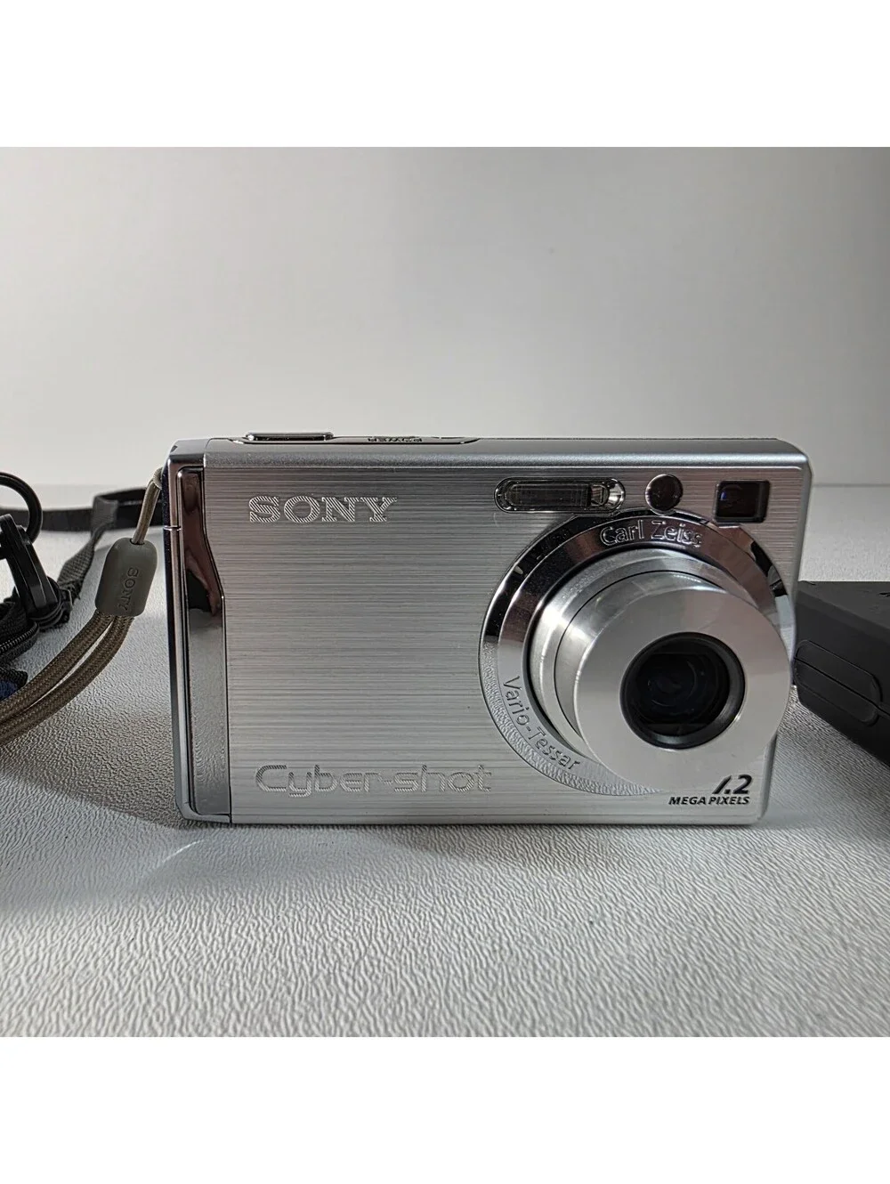 SONY Cyber-shot DSC-W80 Silver 7.2MP W/Battery, Charger & Case